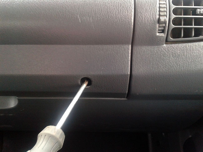 Откручиваем 2 винта крестовой отверткой на панели приборов, со стороны пассажира Хендай HD 120